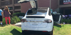 Tesla Model X врезалась в здание торгового центра. Фотослайдер 0
