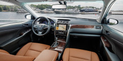 Специальная версия Toyota Camry для России получила две навигационные системы . Фотослайдер 0