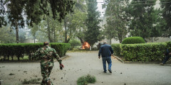 Стороны используют артиллерию, танки, авиацию и дроны

На фото: житель города Мартуни в Нагорном Карабахе и военнослужащий бегут в укрытие