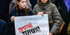 Участники митинга против терроризма в память о жертвах теракта в метро Санкт-Петербурга у мемориала «Боевая слава ТОФ» во Владивостоке