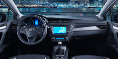 Toyota рассказала о моторной гамме обновленного Avensis. Фотослайдер 0