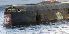 Атомный подводный ракетный крейсер «Курск» затонул в Баренцевом море в 175 км от Североморска во время учений. Спасательная операция длилась несколько дней, в течение которых часть экипажа, состоявшего из 118 человек, оставалась в живых. Тяжелые погодные условия и недостаточная оснащенность необходимыми спасательными средствами привели к тому, что один из отсеков лодки был открыт только 21 августа. Все находившиеся на борту подводники погибли.

Следствие пришло к выводу, что причиной аварии стал взрыв учебной торпеды внутри четвертого торпедного аппарата, что привело к детонации остальных торпед
