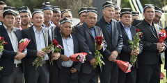 Траурный кортеж с телом президента Узбекистана Ислама Каримова в аэропорт Ташкента сопровождали тысячи людей




