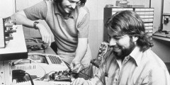 Сооснователь Apple Стив Возняк разработал компьютер Apple I в гараже у Стива Джобса. Чтобы профинансировать выпуск первой серии устройств, он продал свой инженерный калькулятор HP за $500, а перед IPO Apple в 1980-м раздал 800 тыс. своих акций другим ключевым сотрудникам, несправедливо, по его мнению, «обойденных» долевым участием в капитале. На фото: Стив Джобс и Стив Возняк, 1976 год