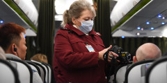 Сотрудница Роспотребназдора в новосибирском аэропорту Толмачево обследует пассажиров рейса, прибывшего из Пекина
