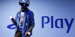 Шлем виртуальной реальности Sony PlayStation VR

Цена: нет данных

Презентация шлема виртуальной реальности, созданного Sony специально для консоли PlayStation 4, состоялась на конференции для разработчиков Game Developers Conference в марте 2014 года. Сначала аксессуар получил кодовое название Project Morpheus, но позже компания переименовала его в PlayStation VR (старое название больше не используется). Sony обещает, что новый аксессуар «обеспечит максимальное погружение игрока в виртуальную реальность». Шлем будет оснащен 5,7-дюймовым OLED-дисплеем, а частота обновления картинки составит 120 кадров в секунду (человеческий глаз улавливает 24 кадра в секунду).

Надев шлем, пользователь сможет ориентироваться в виртуальном пространстве на 360 градусов, обещает Sony. Происходящее в игре будет одновременно транслироваться на экран шлема и телевизора.

Sony заранее озаботилась созданием контента для PlayStation VR. Основные продукты выпустит Sony Computer Entertainment: например, стрелялку от первого лица The London Heist, интерактивную прогулку по канату по мотивам одноименного фильма The Walk («Прогулка»), интерактивный аттракцион с погружением под воду The Deep и др. Кроме того, сторонние разработчики уже создают несколько десятков игр, предназначенных специально для нового устройства от Sony
