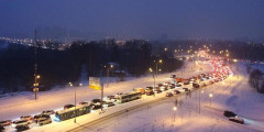 Сильный снегопад утром 4 декабря практически парализовал движение на улицах Москвы. В час пик пробки, по данным «Яндекса», достигали 9 баллов, к 10:00 их уровень снизился до 6 баллов.