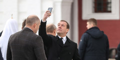В ходе визита корреспондент Life задал Медведеву вопрос о возможности его участия в выборах «в этом году». «Нет, в этом году выборов нет», — ответил премьер-министр. Отвечать на уточняющий вопрос об участии в выборах президента в 2018 году он не стал.