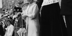 На фото: Чарльз принимает титул принца Уэльского, июль 1969 года

В 1969 году Чарльз официально прошел долго откладывавшуюся церемонию введения в «должность» принца Уэльского (инвеститура), получив знаки монаршего достоинства. Благодаря трансляции на Би-би-си церемонию, которую сам Чарльз назвал очень впечатляющей, увидели около 500 млн человек.

К новому статусу Чарльз относился серьезно — перед инвеститурой он даже прослушал в Университете Аберистуита девятинедельный курс валлийского языка, хотя позднее признавался, что оказался не самым способным лингвистом. Однако полученных навыков принцу вполне хватало для того, чтобы при визитах в Уэльс к месту использовать фразы на валлийском.

В 1970 году Чарльз впервые занял свое место в палате лордов, затем стал принимать активное участие в общественной жизни Великобритании, в том числе посещал заседания кабинета министров