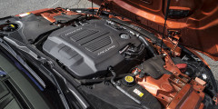 Lexus LC500 против Jaguar F-Type - Jaguar салон
