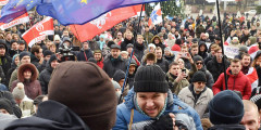 По данным правозащитного центра «Вясна», на Октябрьской площади собрались до 730 человек. Сопредседатель партии «Белорусская христианская демократия» Павел Северинец призвал участников акции не расходиться «до ночи»


 