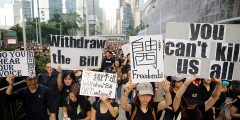 Акции были направлены против проекта закона, согласно которому Гонконг получил бы возможность выдавать подозреваемых в преступлениях материковому Китаю, Тайваню и Макао (с ними у Гонконга сейчас нет соответствующего соглашения)
