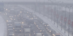 Из-за снегопада в Москве произошло более 100 аварий. Фотослайдер 0