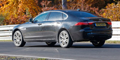 Удлиненная версия Jaguar XF впервые замечена на тестах. Фотослайдер 0
