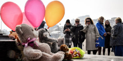 Жители Владивостока несут к стихийному мемориалу цветы, шарики и мягкие игрушки
