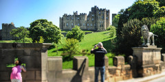 Наибольшего эффекта от появления на экране смог добиться замок Алник (Alnwick Castle), в котором проходили съемки фильмов о Гарри Поттере: приток туристов в период с 2011 по 2013 год здесь вырос сразу на 230%
