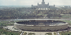 Открытие стадиона «Лужники» состоялось 31 июля 1956 года. Это был открытый стадион на 100 тыс. мест. Первый на стадионе матч сборная РСФСР провела со сборной КНР.
