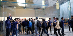 Сотрудники флагманского магазина Apple встречают покупателей, которые выстроились в очередь, чтобы купить новый iPhone X в Токио