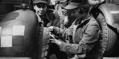 Принцесса Елизавета меняет шину в ходе военной подготовки, 18 апреля 1945 года.

Во время Второй мировой войны будущая королева настояла, что пойдет учиться на механика-водителя