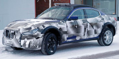 Прототип Maserati Levante испытывают в зимних условиях . Фотослайдер 0