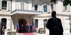 در ایوان ویلا ، پوتین و بایدن توسط رئیس جمهور سوئیس گای پارملین (مرکز تصویر) مورد استقبال قرار گرفتند