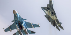 Су-34

Самый современный российский самолет, участвующий в операции в небе над Сирией, — истребитель-бомбардировщик Су-34. Он также классифицируется как фронтовой бомбардировщик, так как способен наносить точные удары не только в тактической, но и в оперативной глубине территории противника. Официально самолет принят на вооружение только в 2014 году, но разрабатывался еще с конца 1980-х. Некоторые эксперты приписывают Су-34 участие в войне в Южной Осетии в 2008 году. Среди достоинств — высокая маневренность на низких высотах, титановая кабина, защищающая экипаж из двух пилотов, современное навигационное, прицельное оборудование и радар. Развивает скорость до 1900 км/ч. Максимальная дальность — 4500 км без дозаправки, потолок — более 14 тыс. м над уровнем моря. 12 точек подвески позволяют нести до 8 т боеприпасов. По официальным сообщениям Минобороны, в Сирии Су-34 использует корректируемые 500-килограммовые бомбы КАБ-500 и ракеты Х-29Л с лазерным наведением. Пока на российской авиабазе в Латакии были замечены шесть подобных машин.

На фото: Фронтовой бомбардировщик Су-34 и российский многоцелевой истребитель пятого поколения — перспективный авиационный комплекс фронтовой авиации (ПАК ФА) Т-50 (слева направо) 
