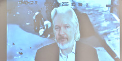Несмотря на то, что Ассанж находился в посольстве, WikiLeaks все это время продолжала публиковать материалы на основе утечек данных.

Самые громкие из них — здесь
