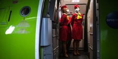 Авиакомпании, осуществляющие перевозки в Китай, стали выдавать​ бортпроводникам одноразовые перчатки и маски, а также проводить дополнительную дезинфекцию салона

На фото: стюардессы рейса, прибывшего из Пекина в аэропорт Толмачево (Новосибирск)

