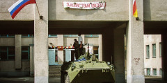 Российский БМП у здания захваченной школы. 