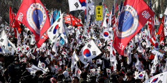 Сторонники президента Пак Кын Хе перед Конституционным судом в Сеуле