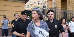 Литературный критик Анна Наринская. Задержана полицией и отпущена без составления протокола