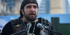Президент мотоклуба «Ночные волки» Александр Залдастанов (Хирург) выступает на митинге в поддержку главы Чечни Рамзана Кадырова в Грозном