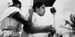 Сиримаво Бандаранаике, первая женщина — глава исполнительной власти не только в Азии, но и во всем мире, стала премьер-министром Шри-Ланки в 1960 году, а до этого возглавляла местную Партию свободы. Позднее она еще дважды занимала кресло премьера, последний срок пришелся на 1994–2000 годы. Тогда Бандаранаике стала премьером во время президентства своей дочери. Покинула свой пост в 84 года из-за ухудшения здоровья. Умерла в 2000 году.
