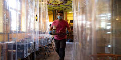 Ресторан Francini Cafe De Colombia в Вустере, Великобритания. Владельцы приготовились к открытию, установив очиститель воздуха и разделив столики шторками для душа
