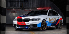 Новую BMW M5 превратили в автомобиль безопасности для мотогонок