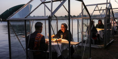Один из ресторанов Амстердама тестирует индивидуальные «теплицы», которые могут помочь сохранить безопасную дистанцию между клиентами. Заведения общепита в Нидерландах могут открыться 1 июня
