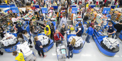 Покупатели в магазине Walmart в американском городе Бентонвиль, штат Арканзас
