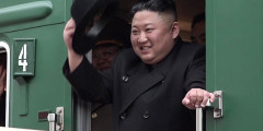 Ким Чен Ын вышел на перрон в длинном плаще и шляпе