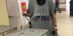 На избирательном участке № 639 в деревне Горбунки Ломоносовского района Ленинградской области избиратель пришел в костюме, изображающем баллистическую ракету «Сармат»
