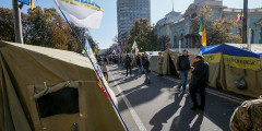17 октября у здания Верховной рады в Киеве прошла антикоррупционная акция протеста, в которой приняли участие более 2 тыс. человек. Они выступали за отмену депутатской неприкосновенности, изменение избирательного законодательства и создание специального антикоррупционного суда.
