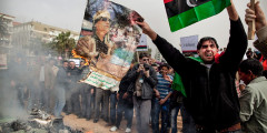 15 февраля 2011 года в Бенгази, втором по величине городе Ливии, начались народные волнения, вызванные задержанием юриста и правозащитника Фатхи Тербиля. Антиправительственные протесты перешли в вооруженные столкновения с полицией по всей стране. 27 февраля повстанцами был сформирован переходный национальный совет республики, признанный тогда большинством стран мира единственным легитимным органом власти.

18 марта 2011 года Совет Безопасности ООН принял резолюцию 1973, санкционировавшую военное вмешательство иностранных государств в ливийский конфликт и одобрившую создание бесполетной зоны. Военную операцию сначала вела коалиция во главе с США, а в конце марта контроль над ней перешел к НАТО.

В конце августа повстанцам удалось взять столицу. 20 октября во время штурма города Сирт был убит Муаммар Каддафи, правивший страной c 1969 года.


