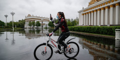 С 1 июня в Москве открылись парки, кроме «Зарядья». Начал работать городской велопрокат.

На фото: ВДНХ

