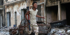 Шесть лет назад вооруженные повстанцы убили ​бывшего лидера Ливии Муаммара Каддафи. В то время в стране на фоне «арабской весны» проходили антиправительственные демонстрации, а убийство диктатора только усилило противоречия. После его смерти страна фактически распалась на несколько территорий, контроль над которыми принадлежит разным группировкам, продолжается борьба за регионы, богатые нефтью.

В стране фактически действуют два правительства, а мирное соглашение 2015 года, достигнутое при посредничестве ООН, осталось нереализованным. Ливию покинули сотни тысяч жителей, нефтяная промышленность не может вернуться к довоенным показателям — в 2011 году здесь добывалось 1,6 млн барр. нефти в сутки.

в 2017 году руководитель Национальной нефтяной корпорации Мустафа Саналла заявил, что страна рассчитывает увеличить добычу нефти почти вдвое — с 600 тыс. барр. в сутки до 1,1 млн барр.​
