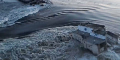 Каховская ГЭС — шестая (нижняя и последняя) ступень каскада днепровских гидроэлектростанций. Станция расположена в 5 км от Новой Каховки. Суммарная установленная мощность ГЭС — 334,8 МВт. Длина плотины — 447 м, максимальная пропускная способность — 21,4 тыс. куб. м/с.

ГЭС не подлежит ремонту после разрушения инфраструктуры, заявил глава Новой Каховки Леонтьев «России 24». Станцию придется отстраивать заново. В заявлении журналистам Леонтьев добавил, что сейчас нельзя спрогнозировать, будет ли станция дальше разрушаться. «Мы не можем сейчас сказать, что дальше произойдет с Каховской ГЭС», — отметил он.

15 ноября 2022 года станция окончательно прекратила выработку электроэнергии. Станция важна не столько с точки зрения энергообеспечения, сколько с точки зрения работы плотины, указал тогда врио губернатора Херсонской области Владимир Сальдо