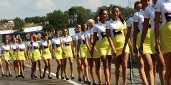 Жара в Венгрии: модели добавили гонкам зрелищности. ФОТО. Фотослайдер 0