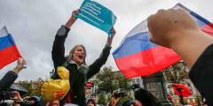 Начало акции сторонников Навального на Пушкинской площади было запланировано на 14.00 мск. Люди стали собираться заранее, полицейские через громкоговорители призывали граждан к порядку.