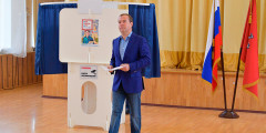 Премьер-министр России Дмитрий Медведев на избирательном участке № 2760 в районе Раменки