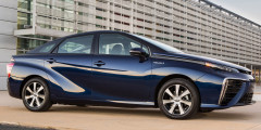 Toyota представила предсерийный водородный седан. Фотослайдер 0
