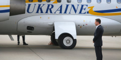 Самолет приземлился около 13:30, у трапа прибывших из России в рамках обмена украинцев встретил президент Владимир Зеленский
