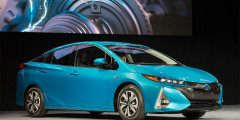 Новый Toyota Prius можно будет зарядить от сети за 140 минут. Фотослайдер 0